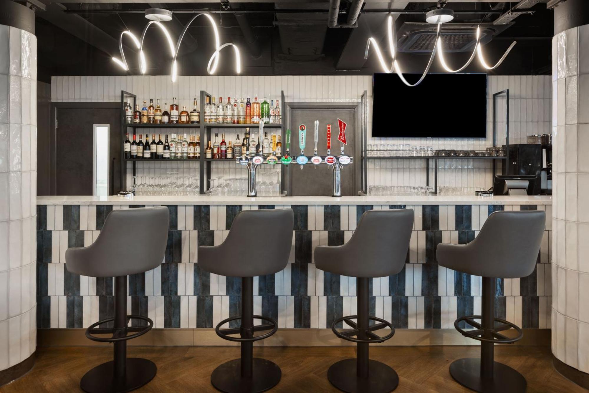 Spark By Hilton London Romford Exteriör bild