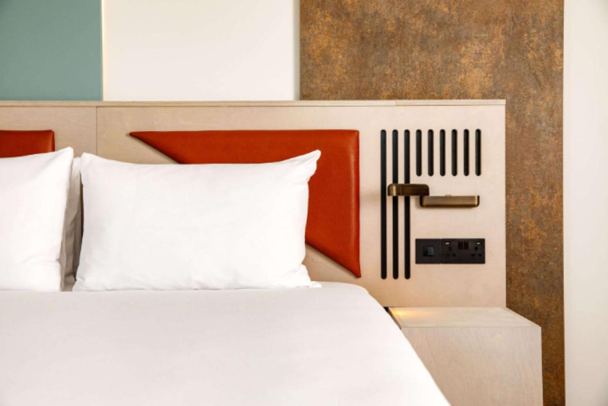 Spark By Hilton London Romford Exteriör bild