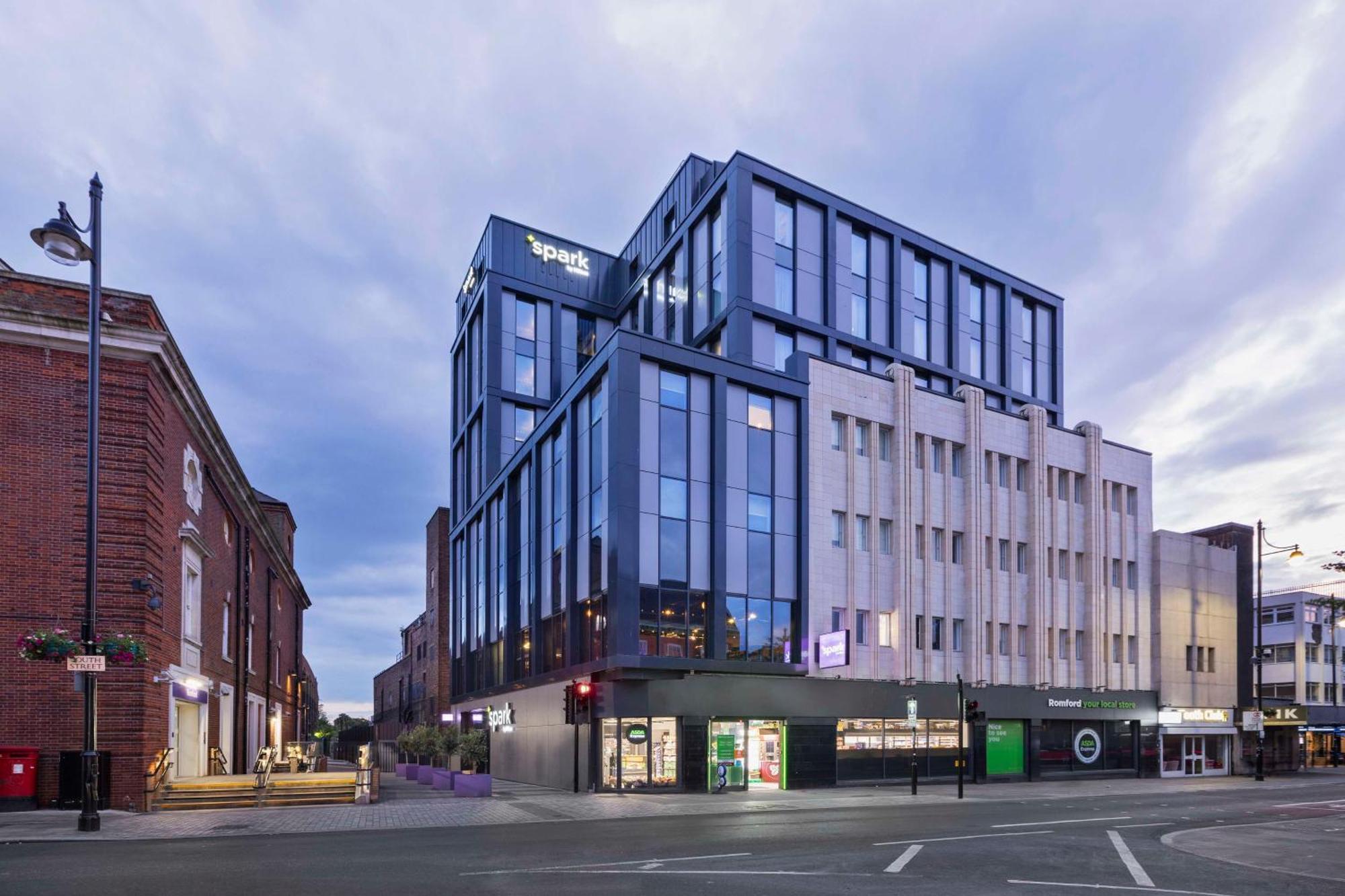 Spark By Hilton London Romford Exteriör bild
